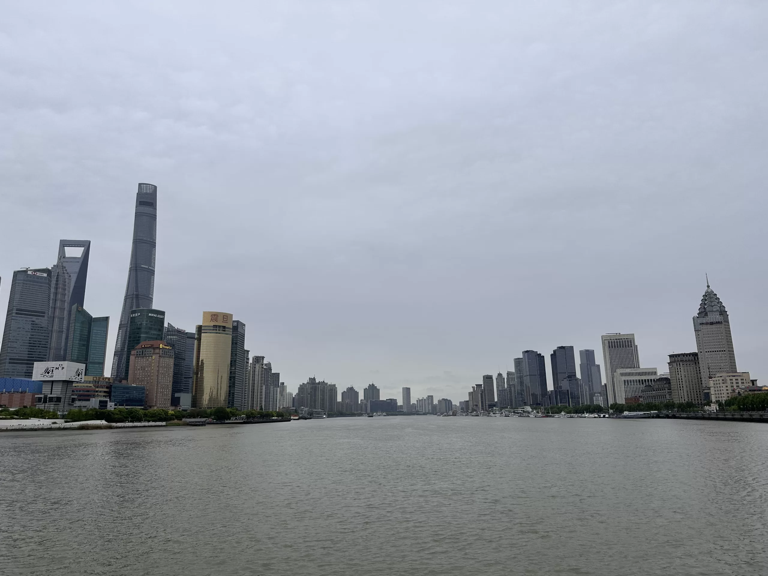 Vistas a los edificios en la zona de Pudong en Shanghai