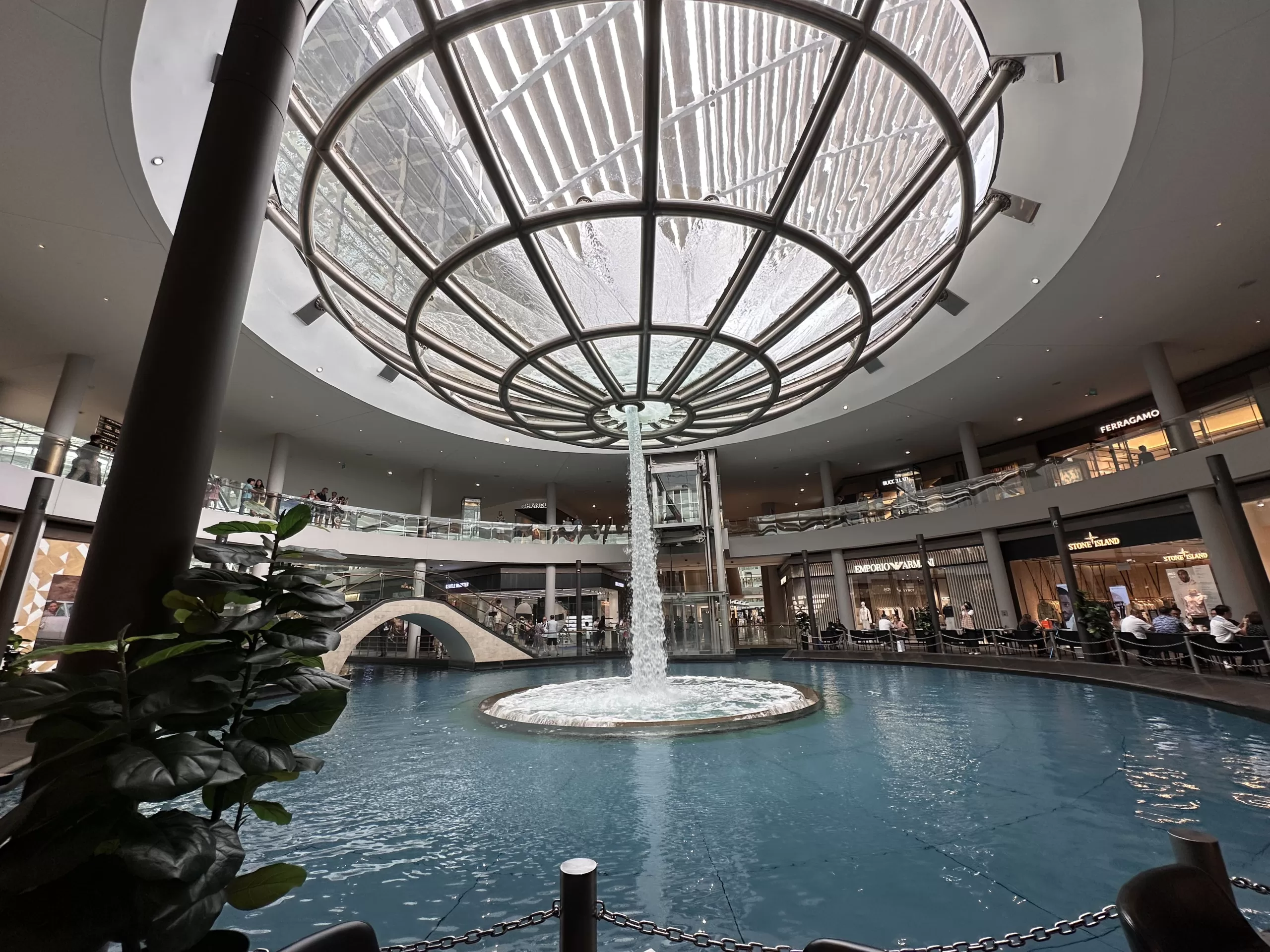 Cascada en el Marina Bay Sands Mall en Singapur