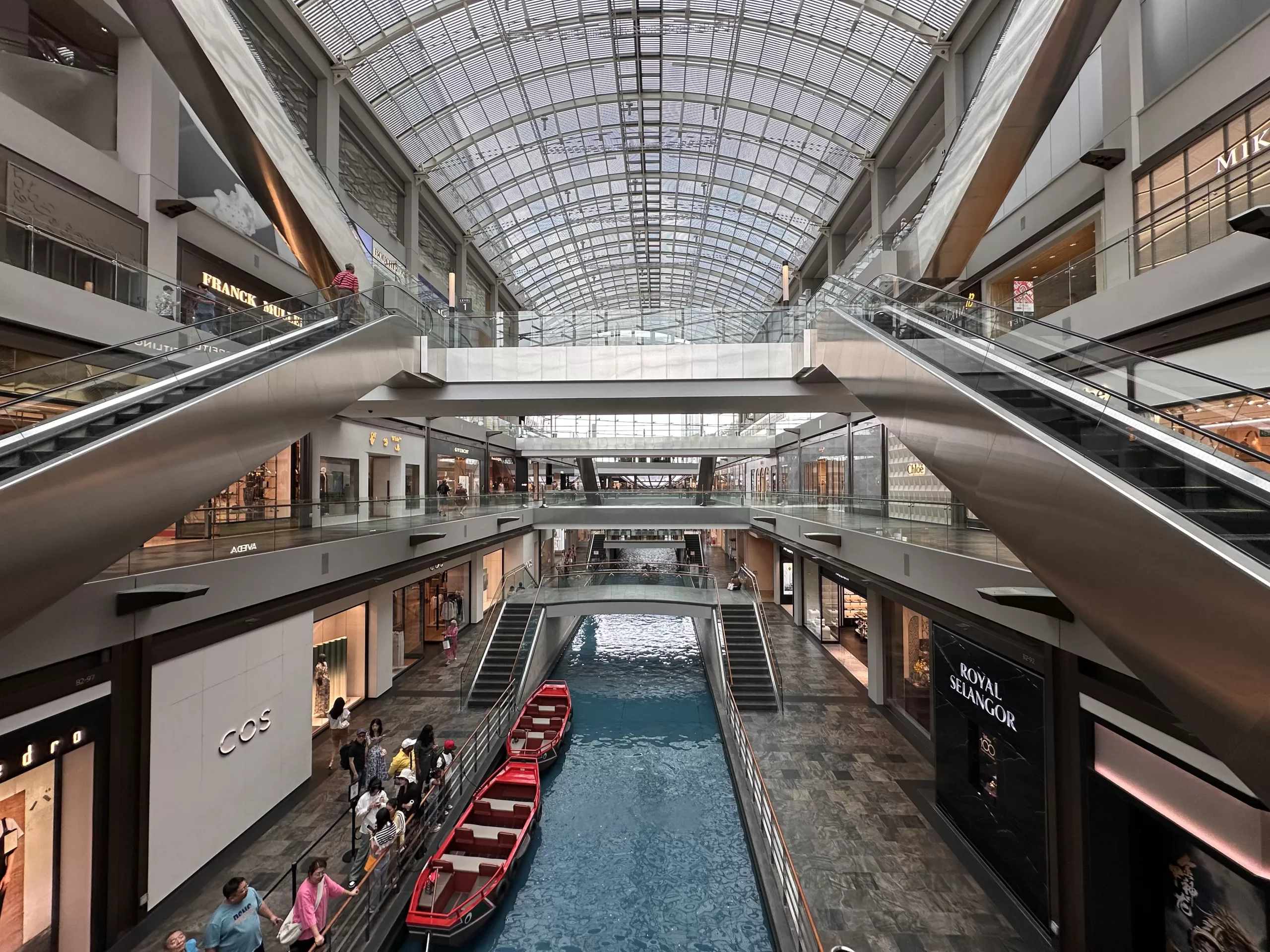 Barcos dentro del Marina Bay Sands Mall
