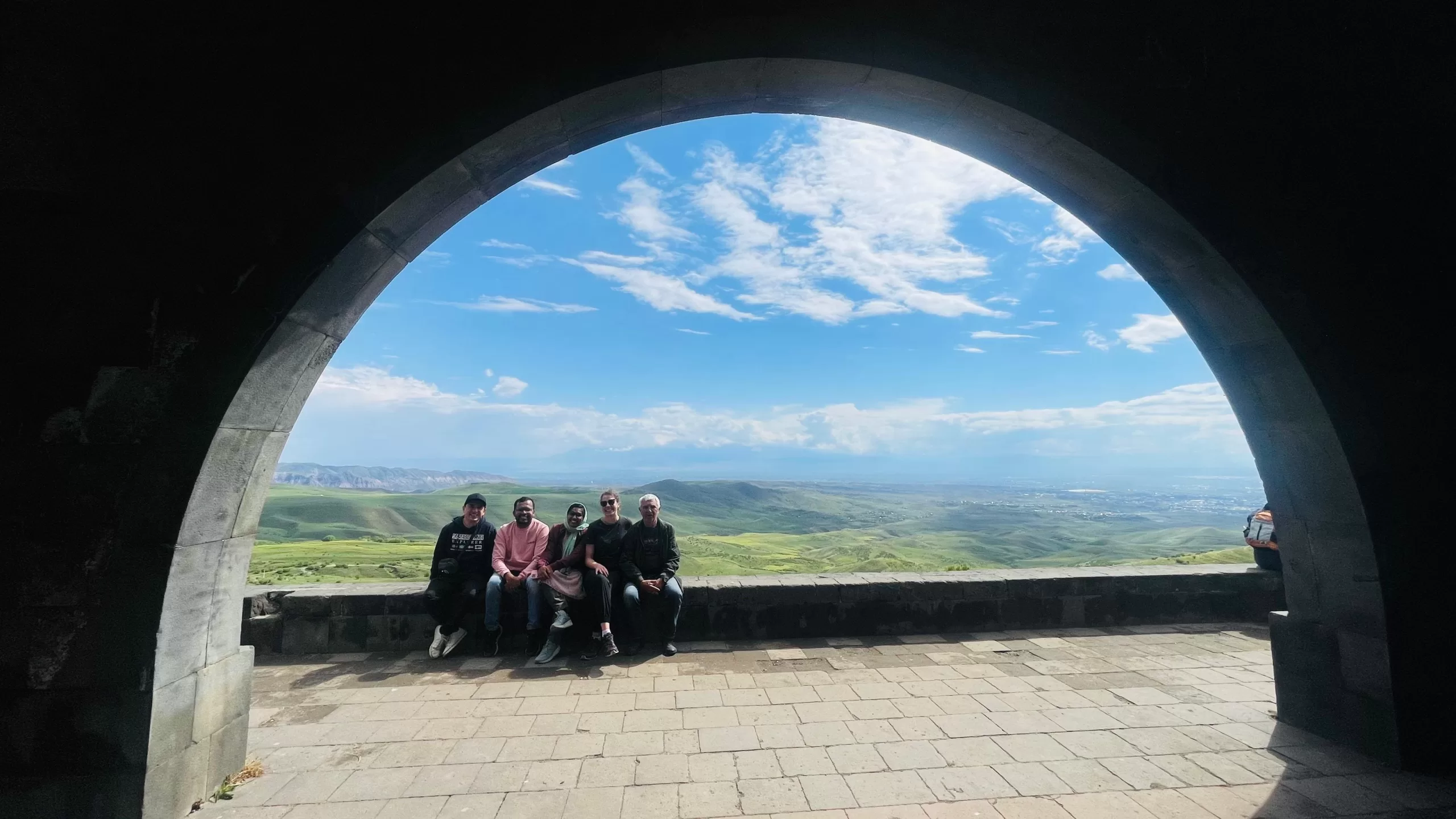 Visitar el Arco Charents en Armenia