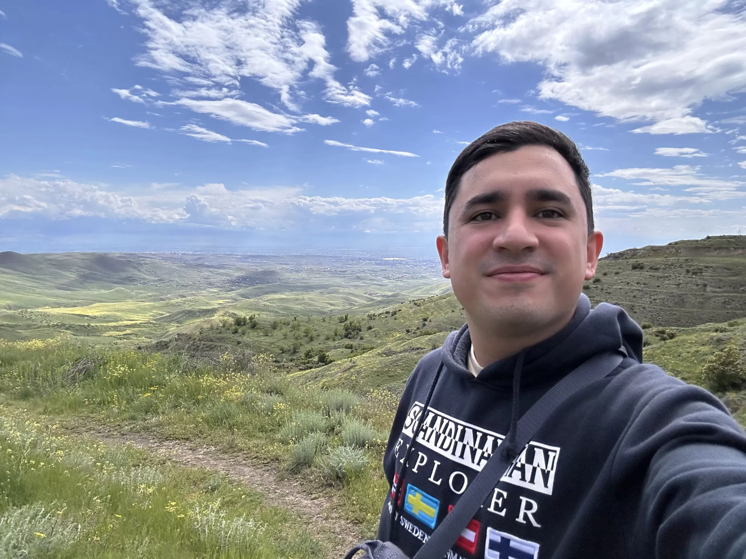 Vistas desde el Arco de Charents en Armenia
