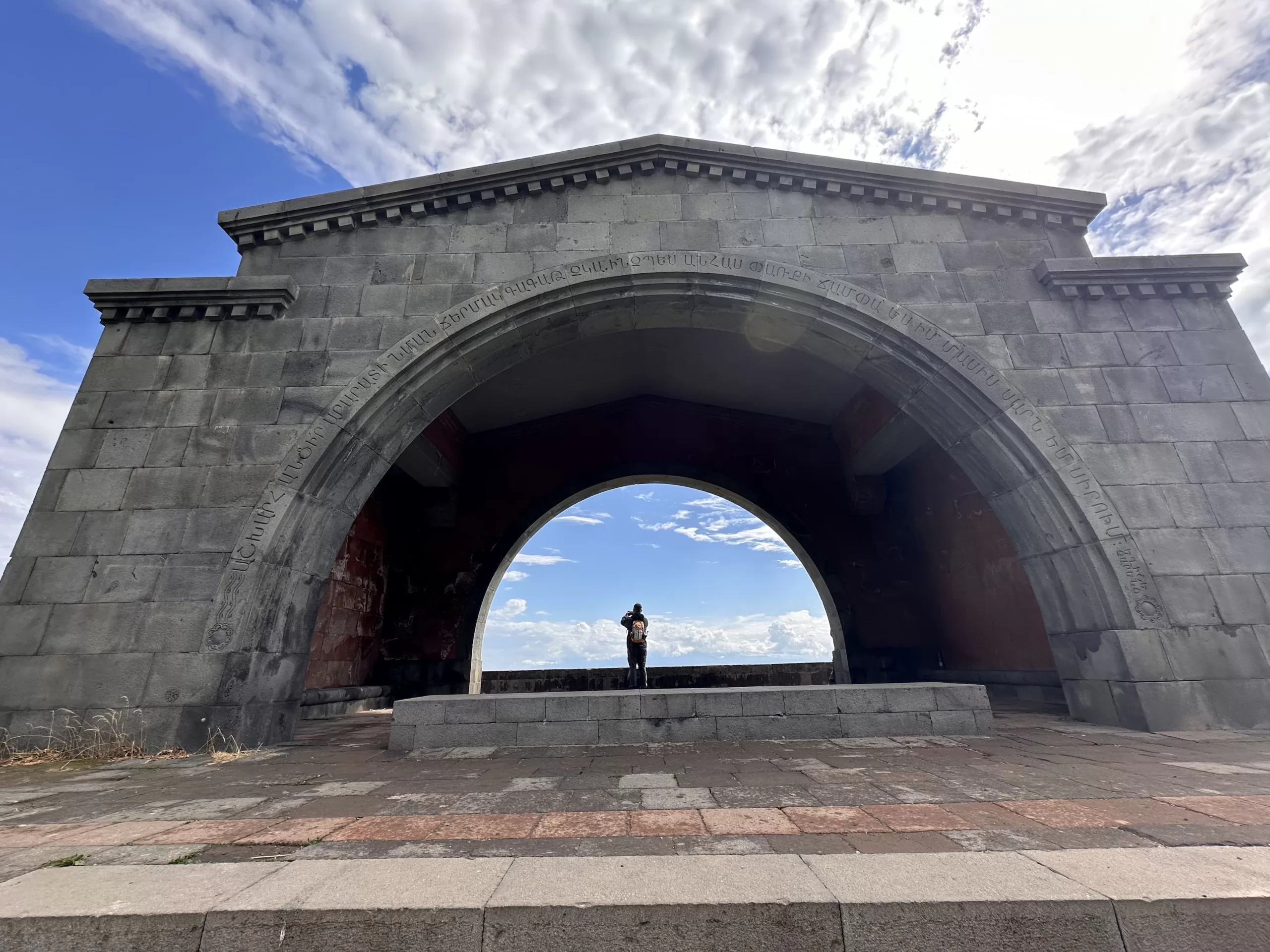 Visitar el Arco de Charents en Armenia