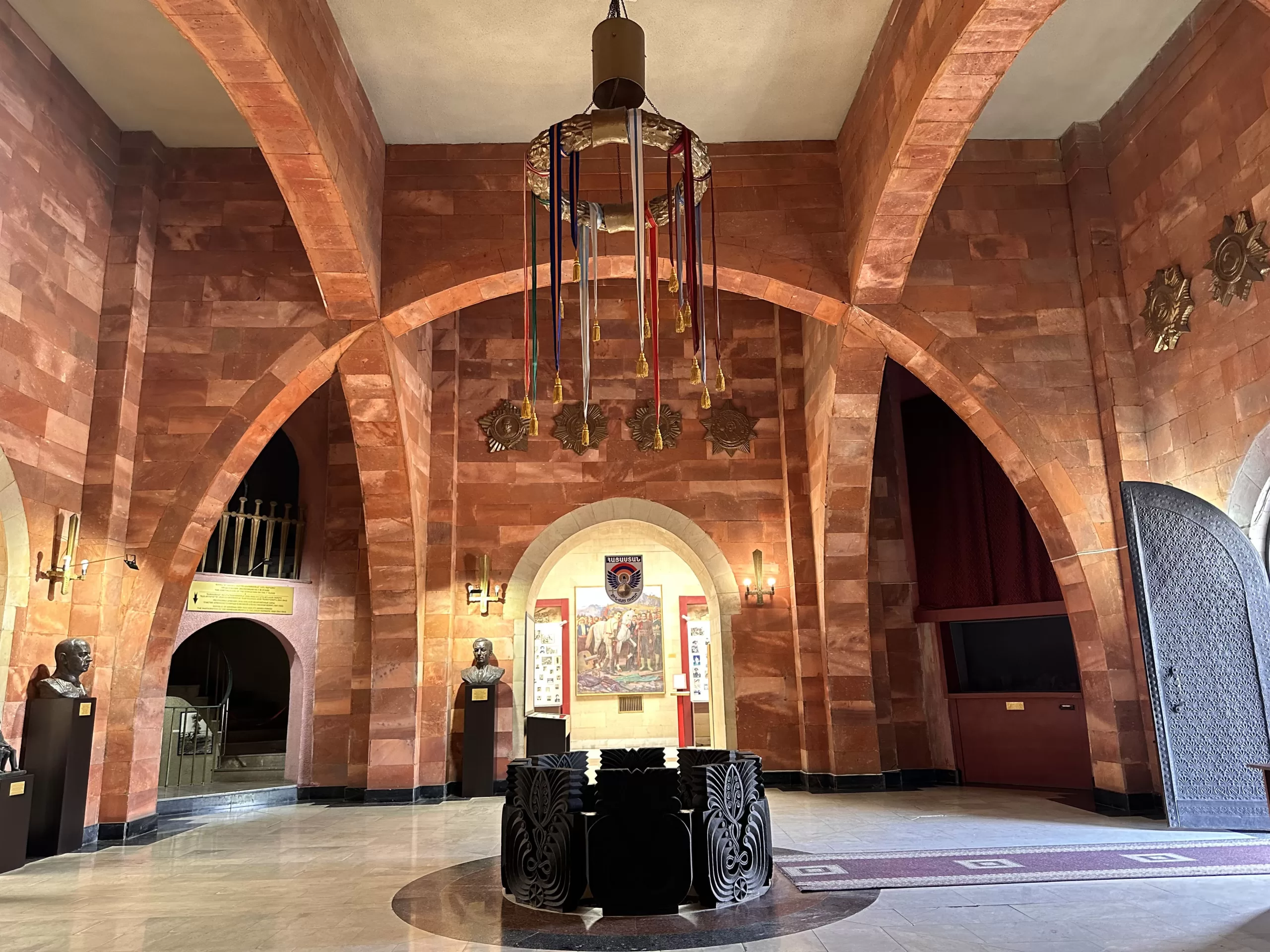 Museo dentro de la Madre Armenia en Ereván
