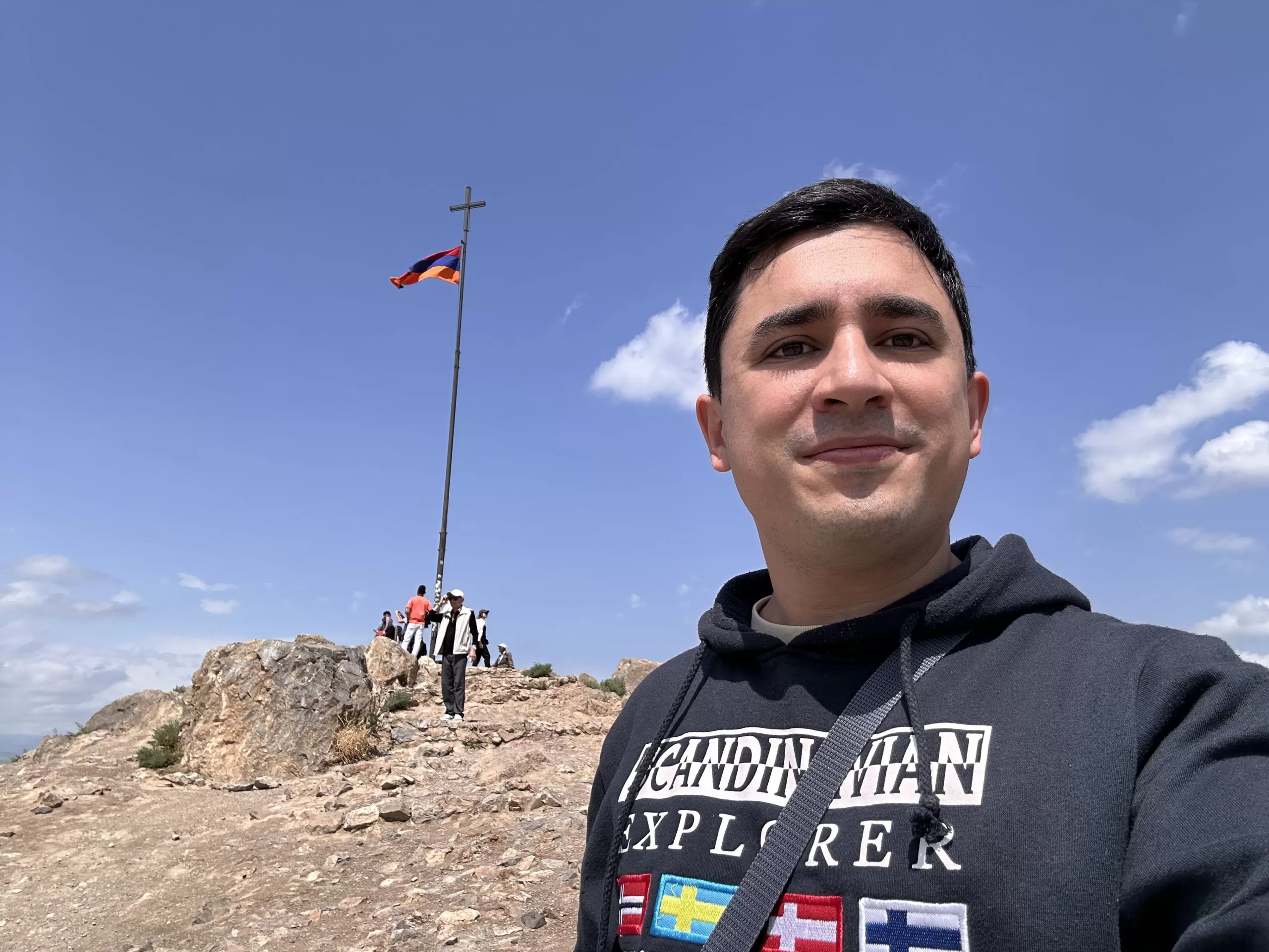 Bandera Armenia en lo alto del cielo