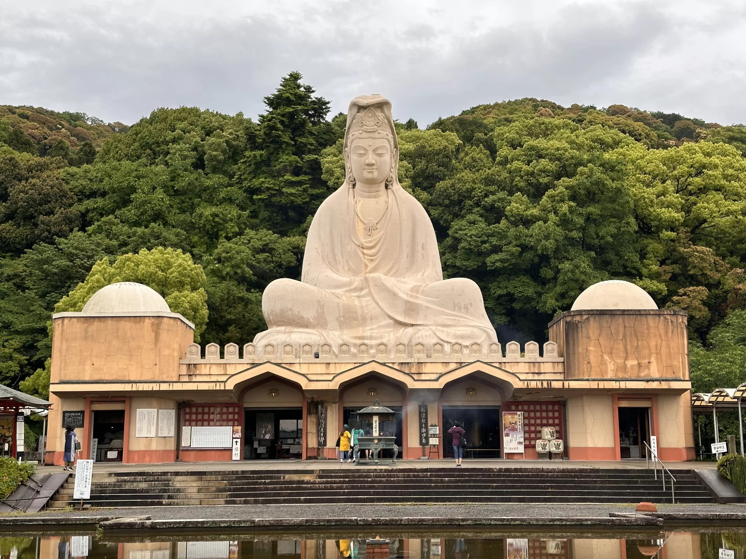 Estatua de Kannon: Un Símbolo de Esperanza y Compasión