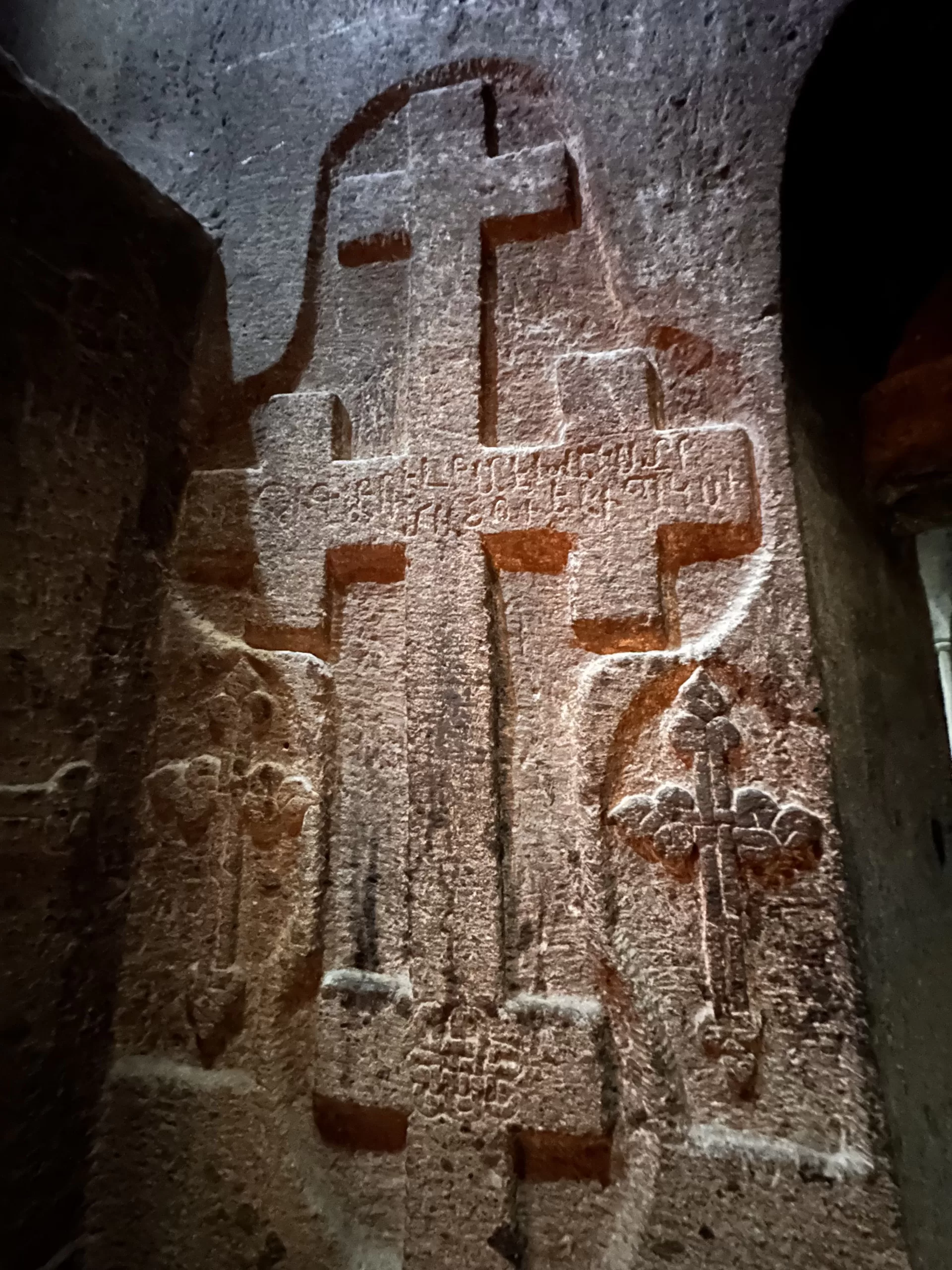 Símbolos en el monasterio en Armenia