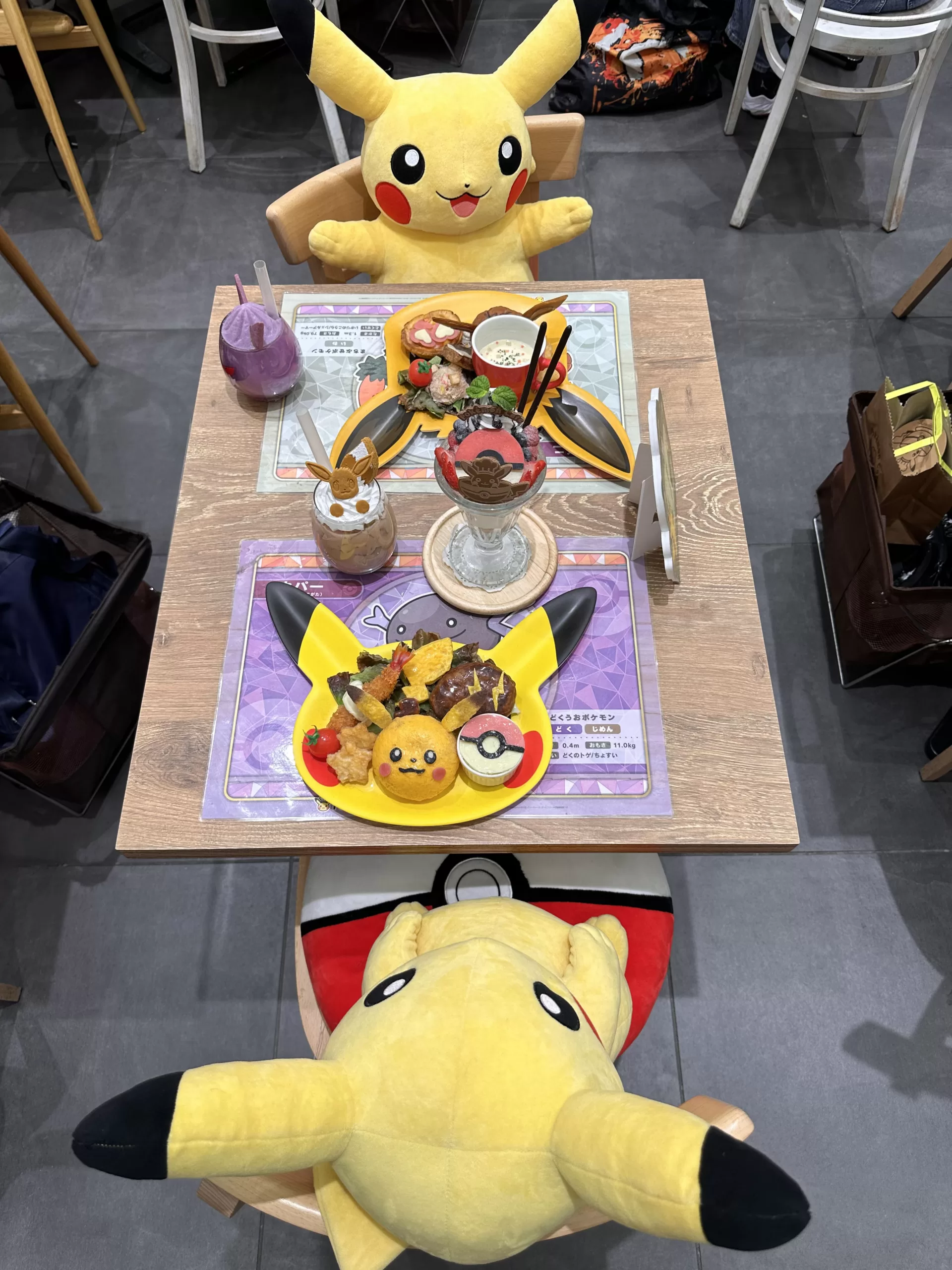 Comiendo con Pikachu en el PokéCafe