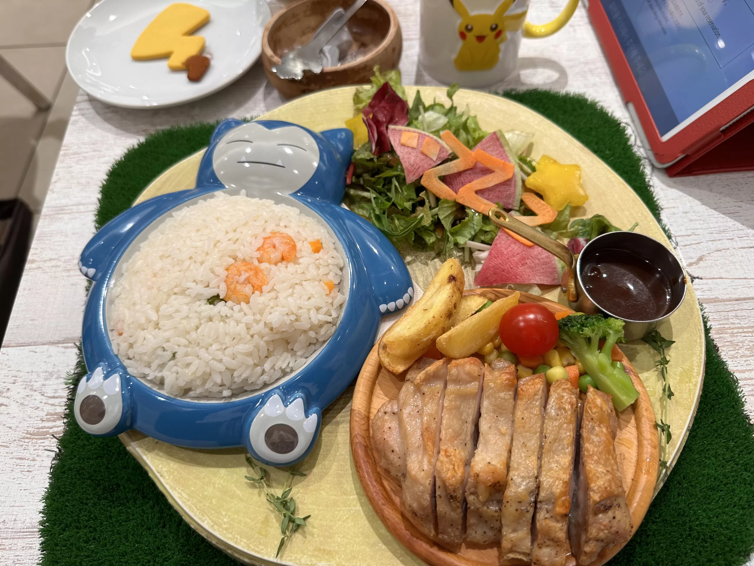 Comiendo en el PokéCafe