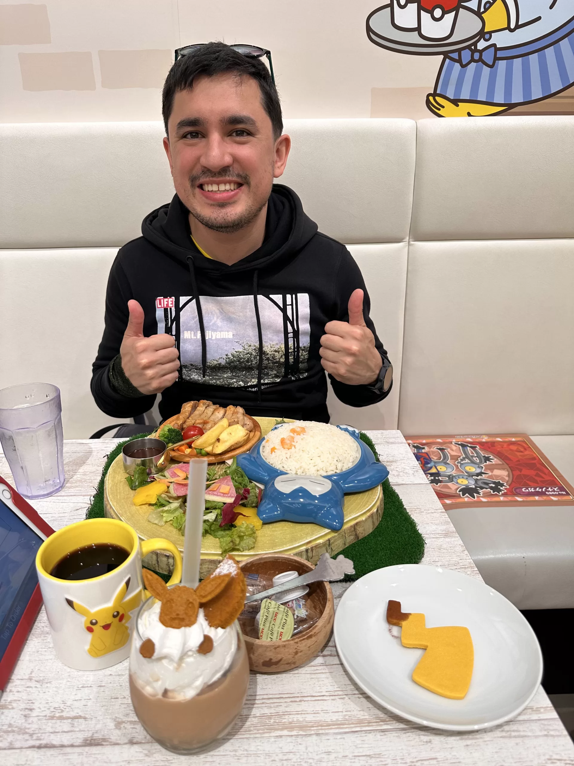 Comiendo en el PokéCafe de Osaka