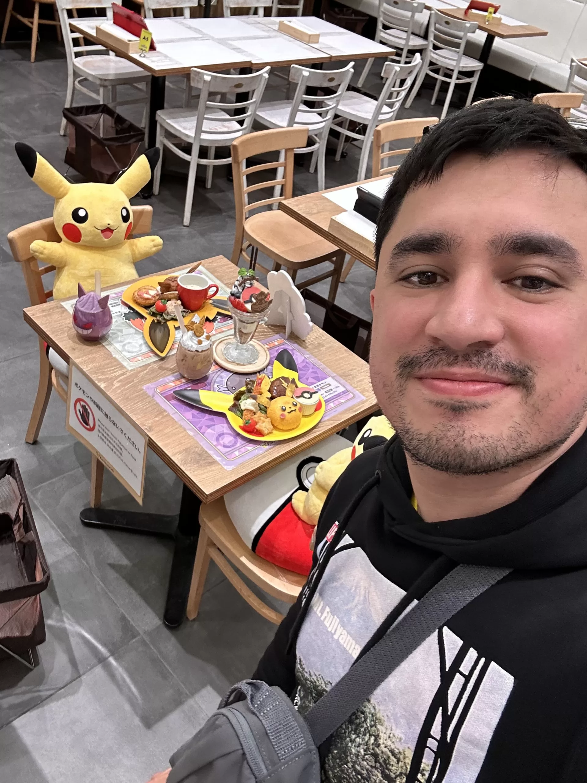 Comiendo con Pikachu