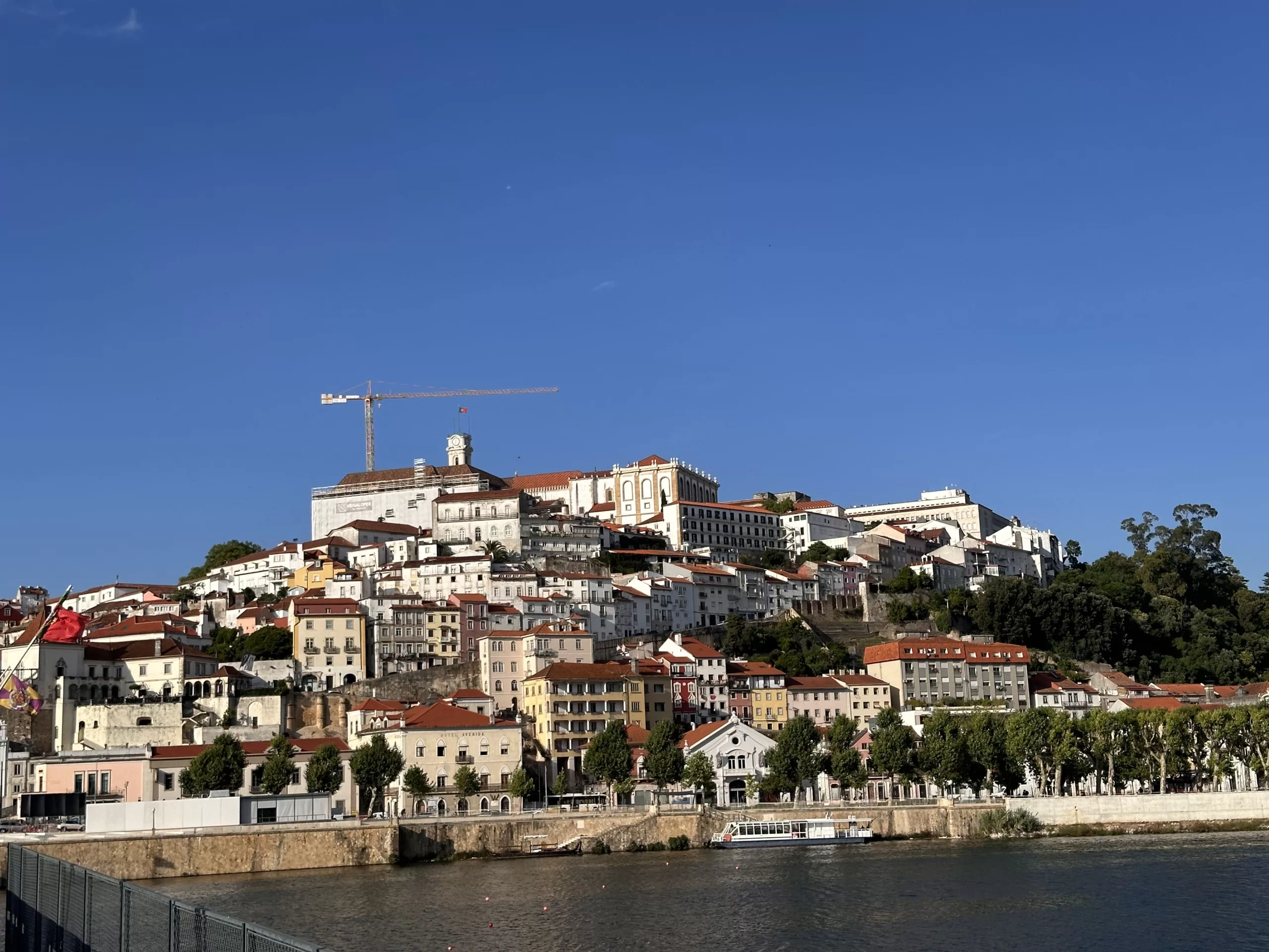 Vistas a la ciudad de Coimbra desde el río Mondego