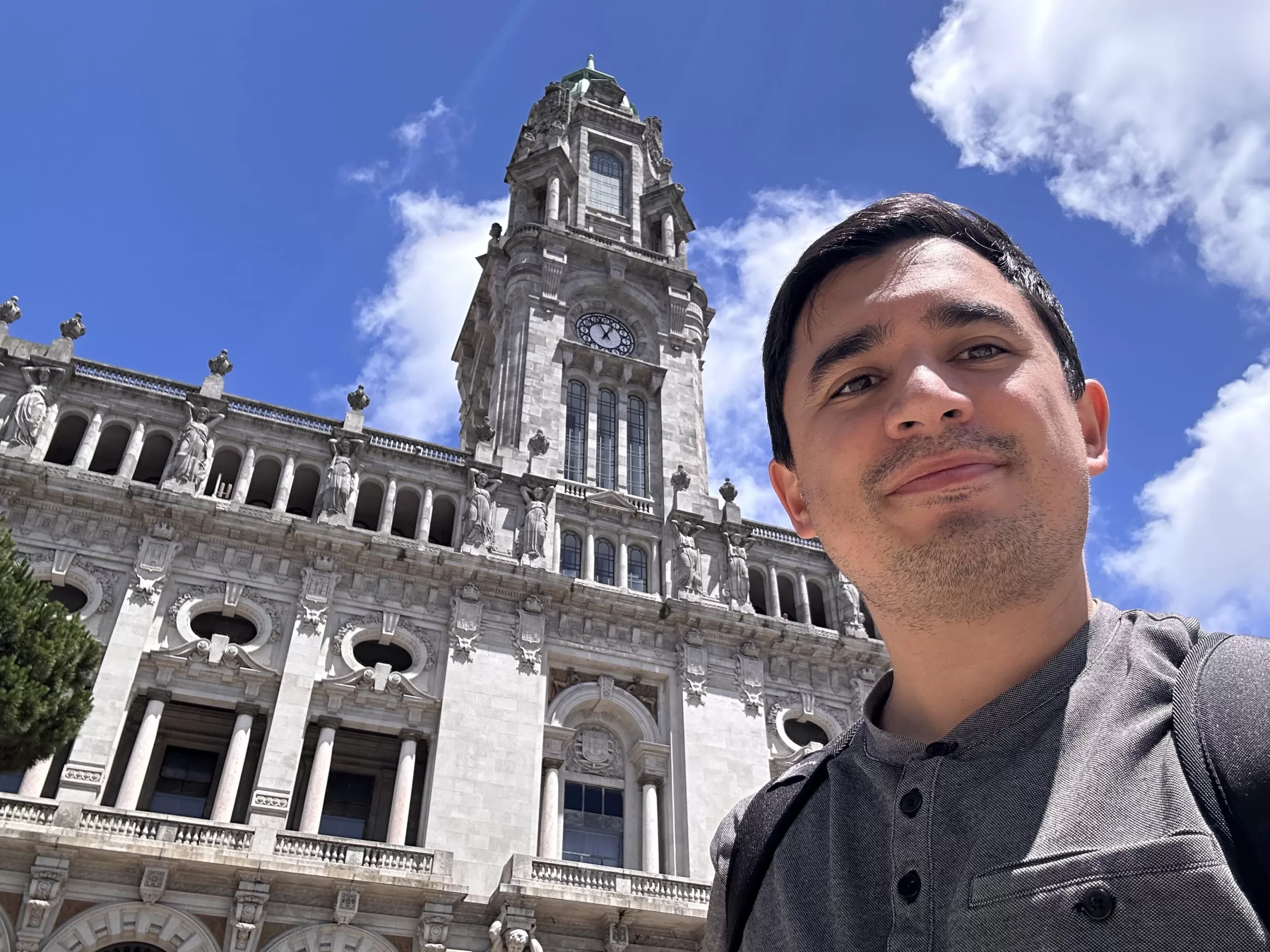 Visitando el ayuntamiento de la ciudad