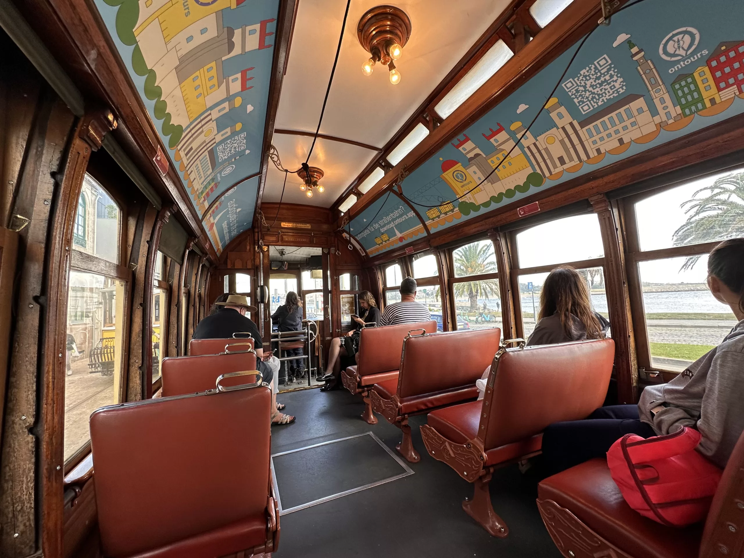 Interior de uno de los tranvías históricos en Oporto