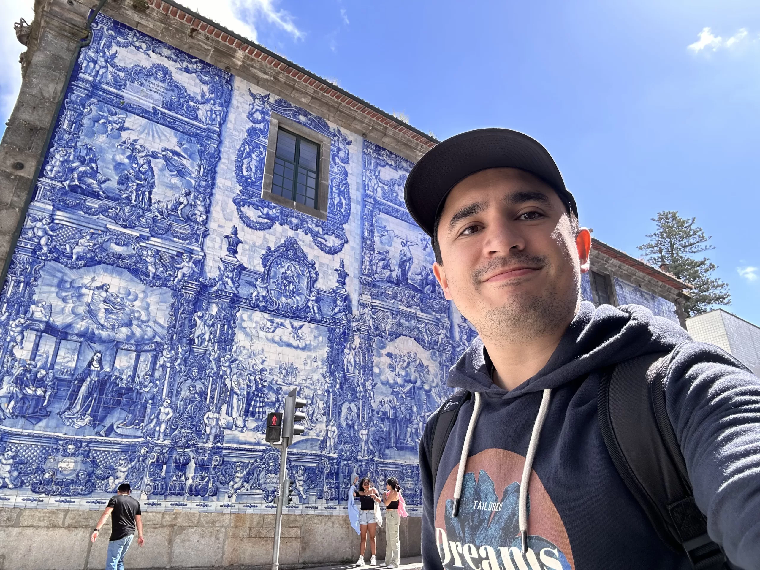 Azulejos en el exterior de la Capilla de las Almas en Oporto