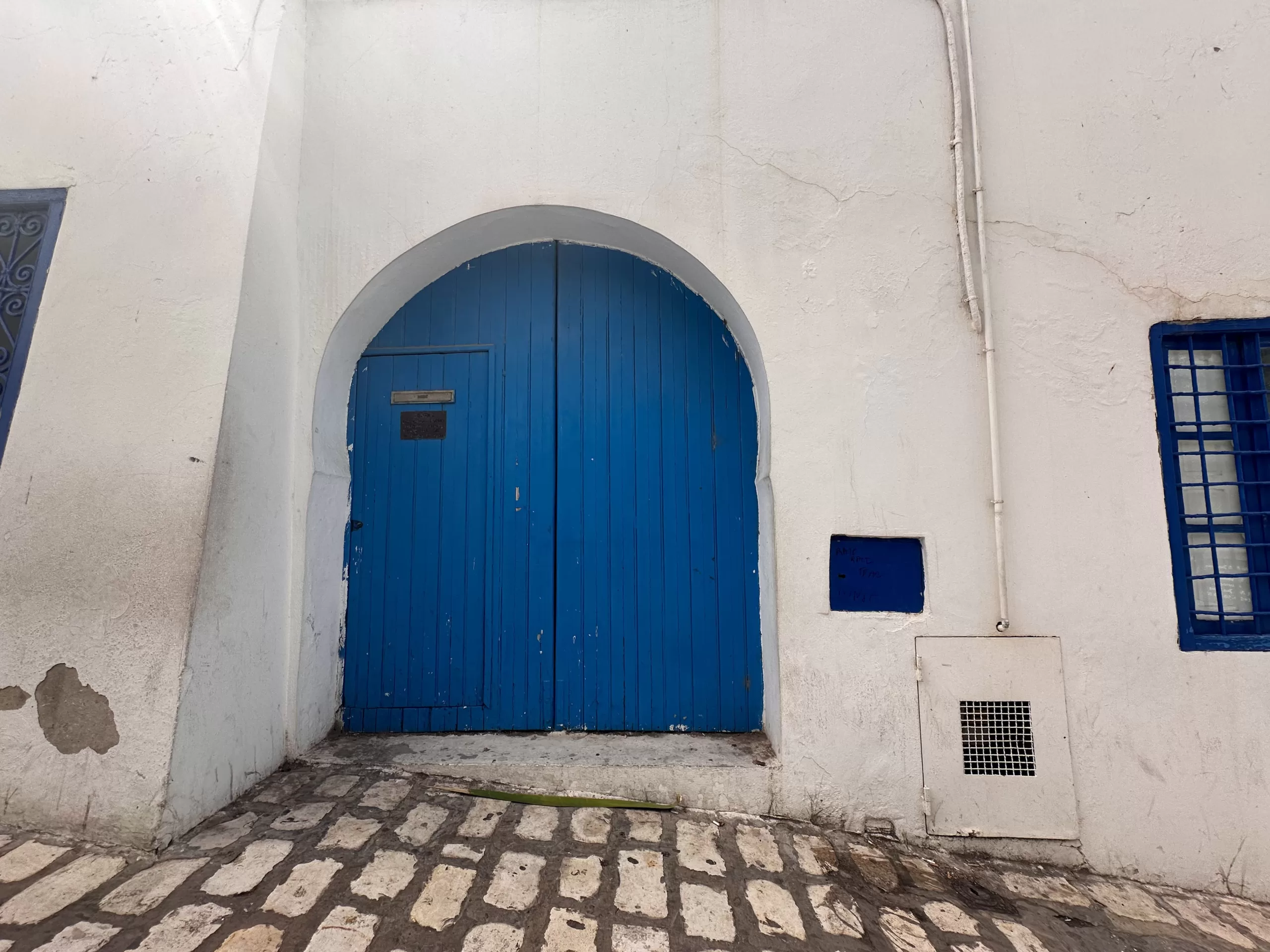 Arquitectura tunecina blanca con puertas azules