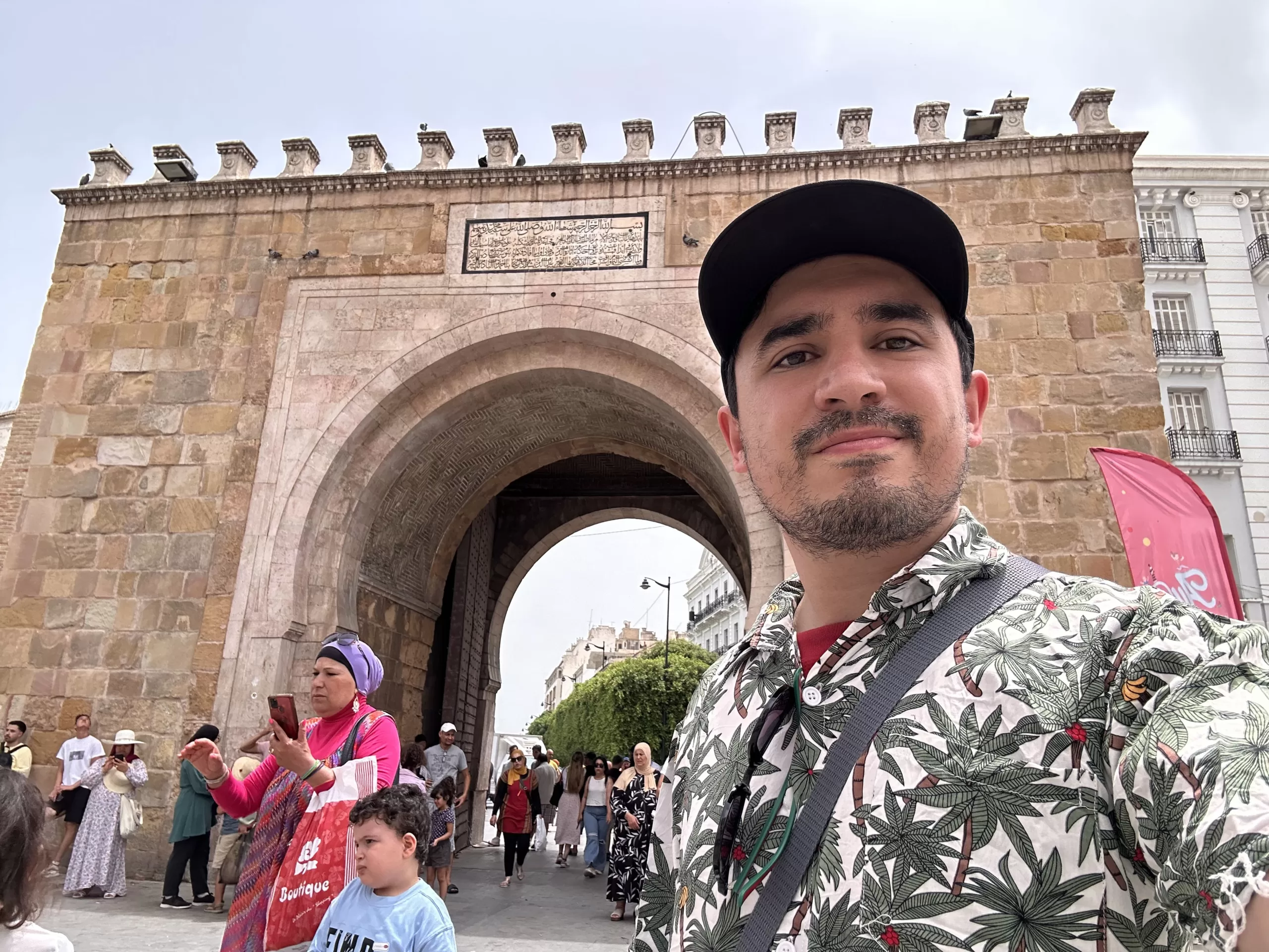 Visitando la puerta Bab al-Bhar