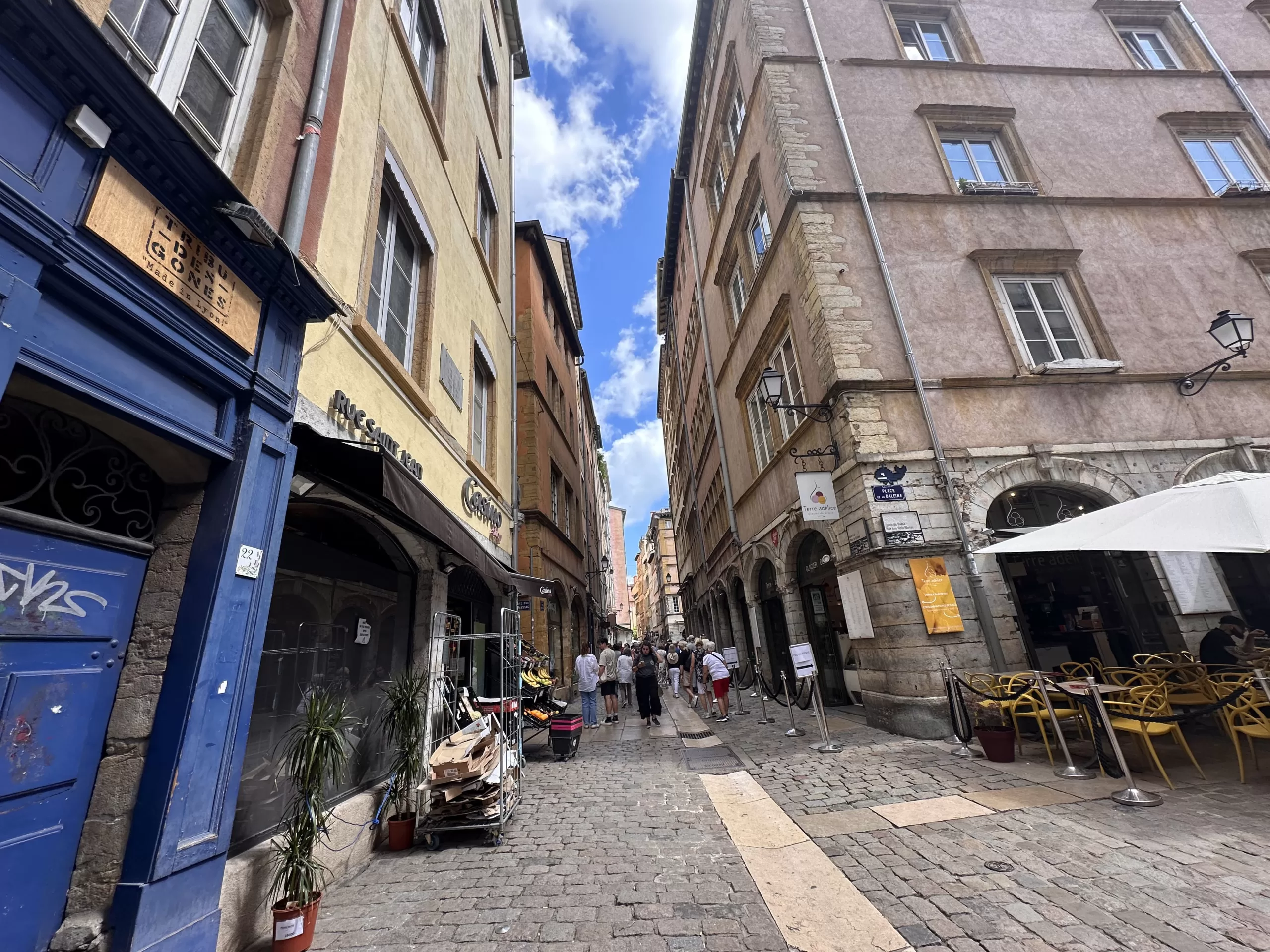 Paseando por el centro de Vieux Lyon en Francia