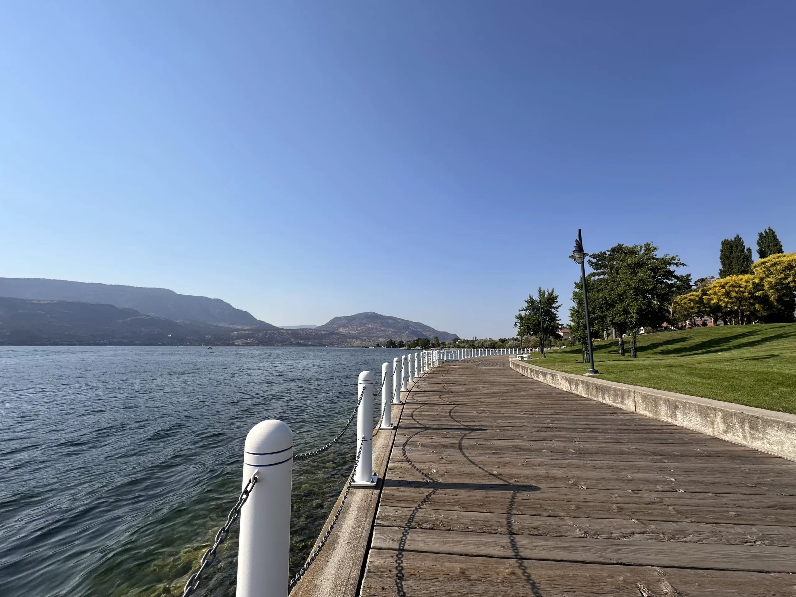 Marina de Kelowna con sus yates