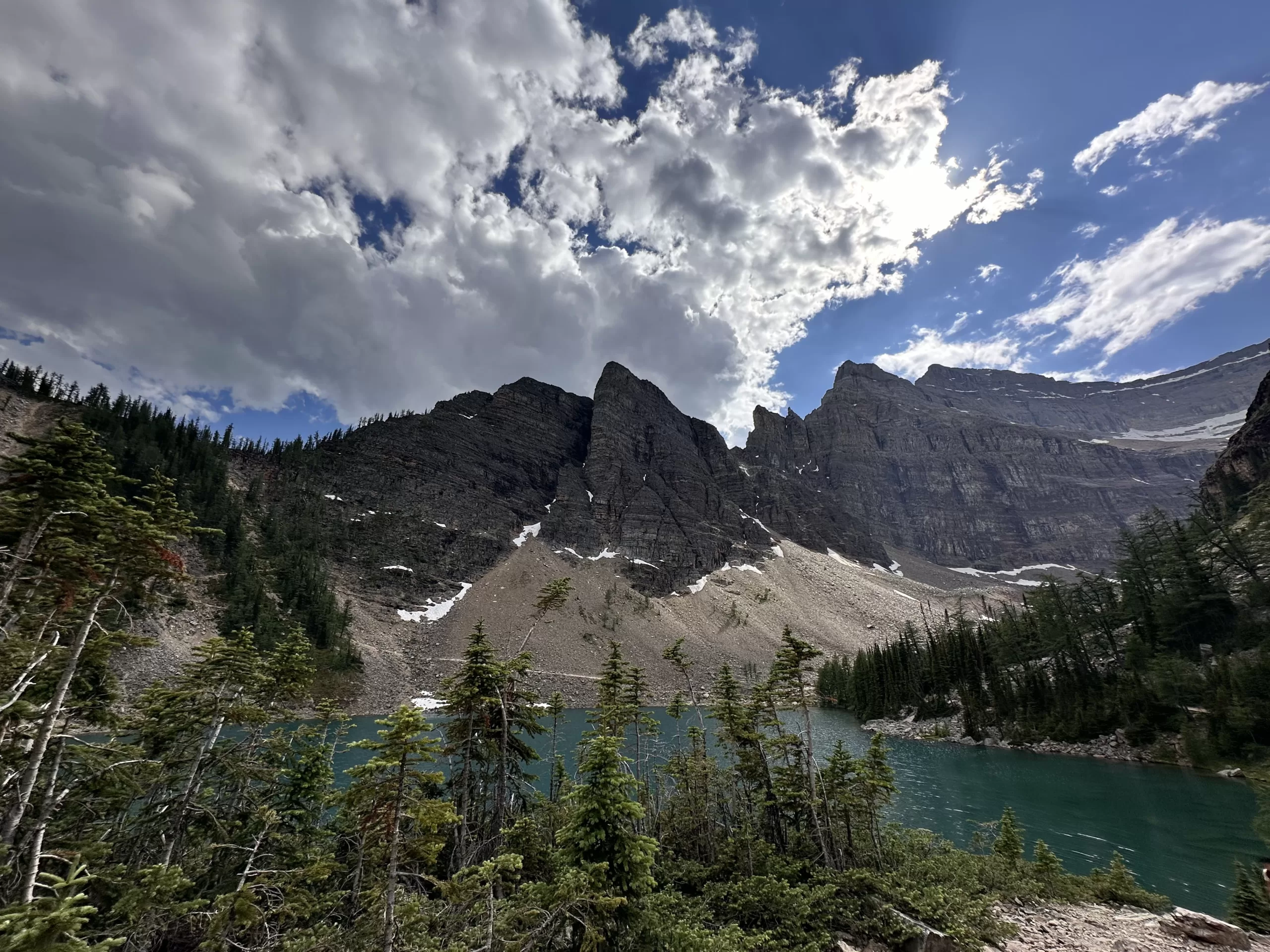Montañas en el Lago Louise en Canadá