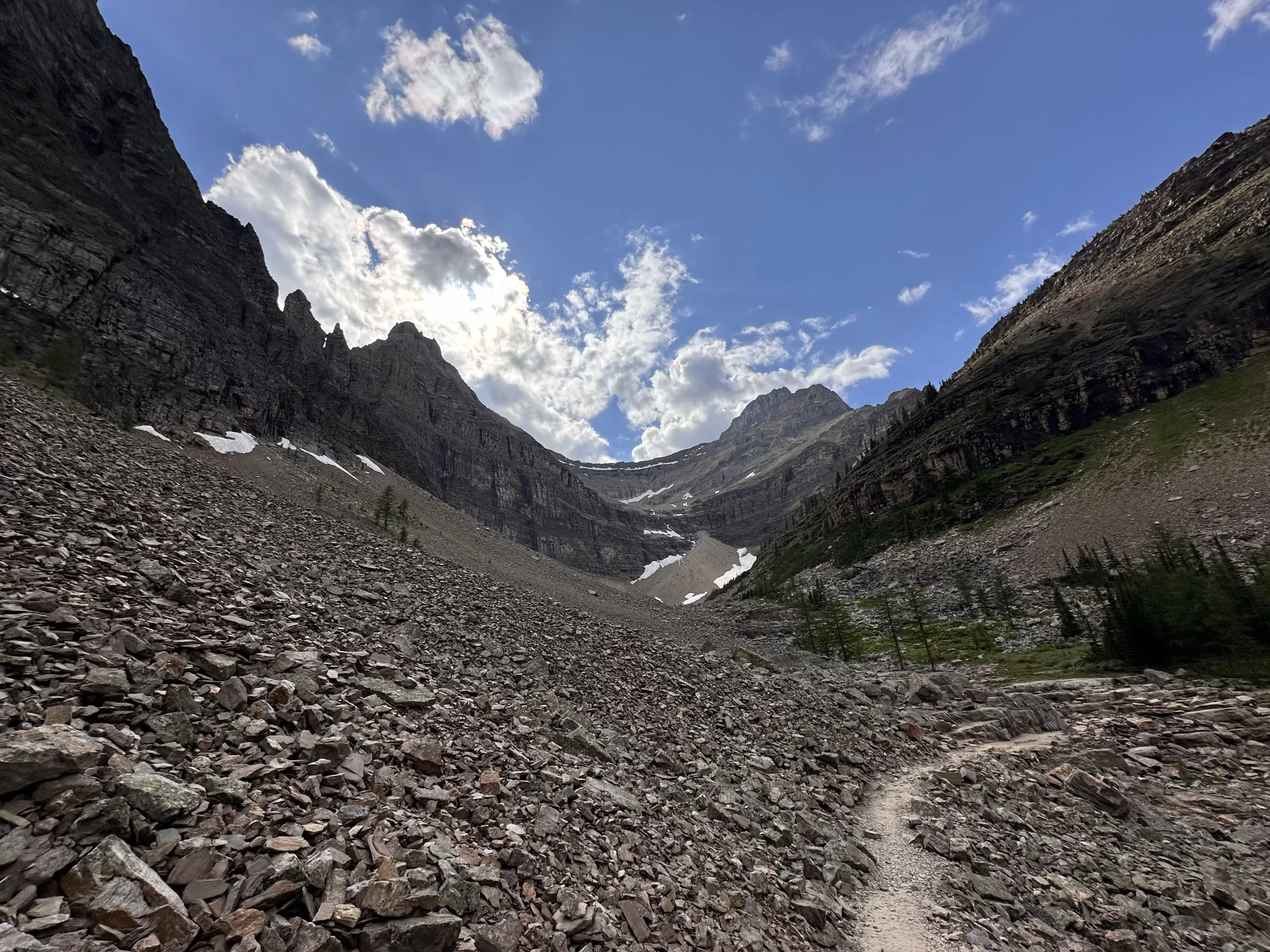 Senderismo en el Lago Louise en Canadá