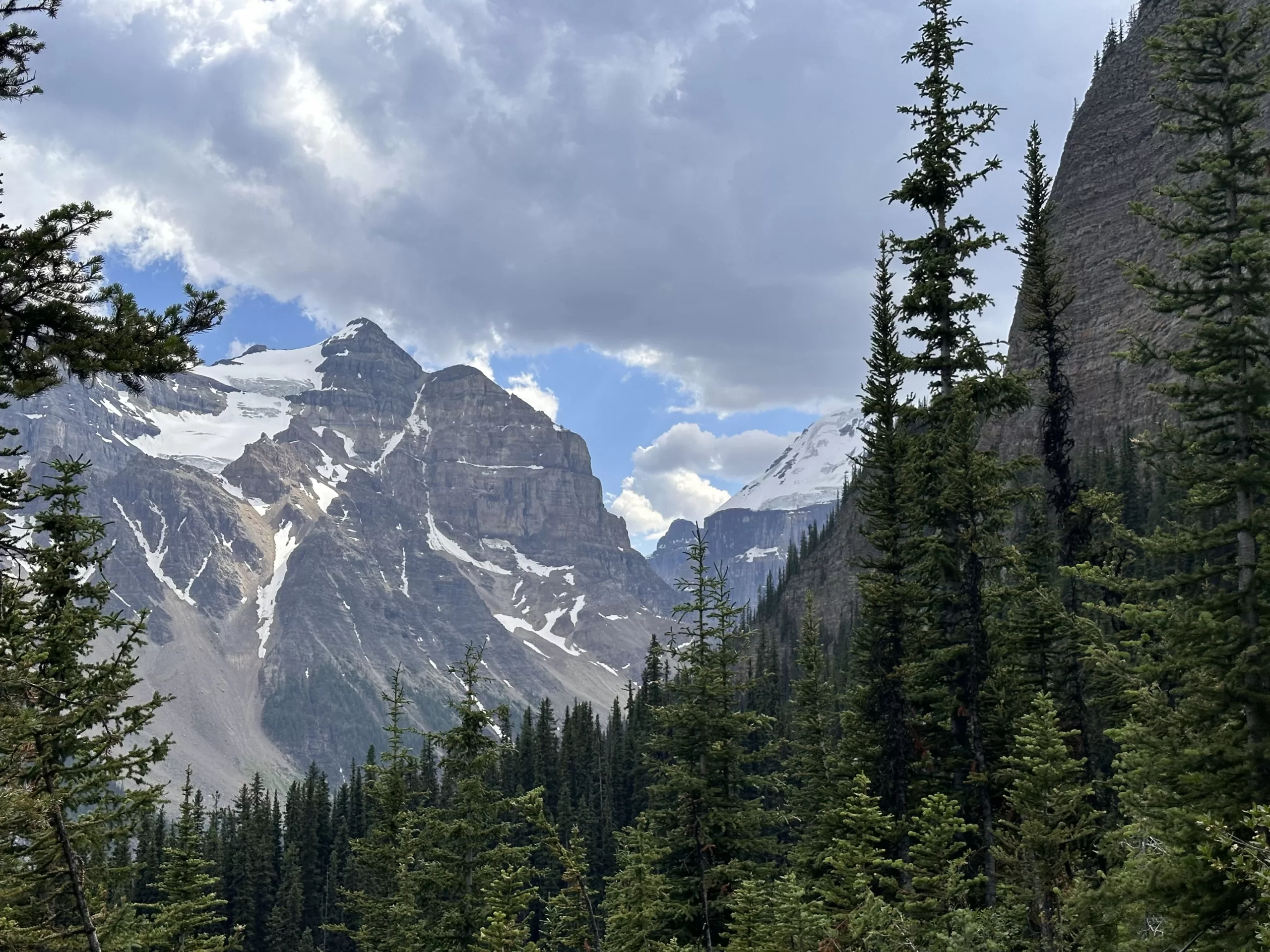 Vistas a las Montañas Rocosas de Canadá